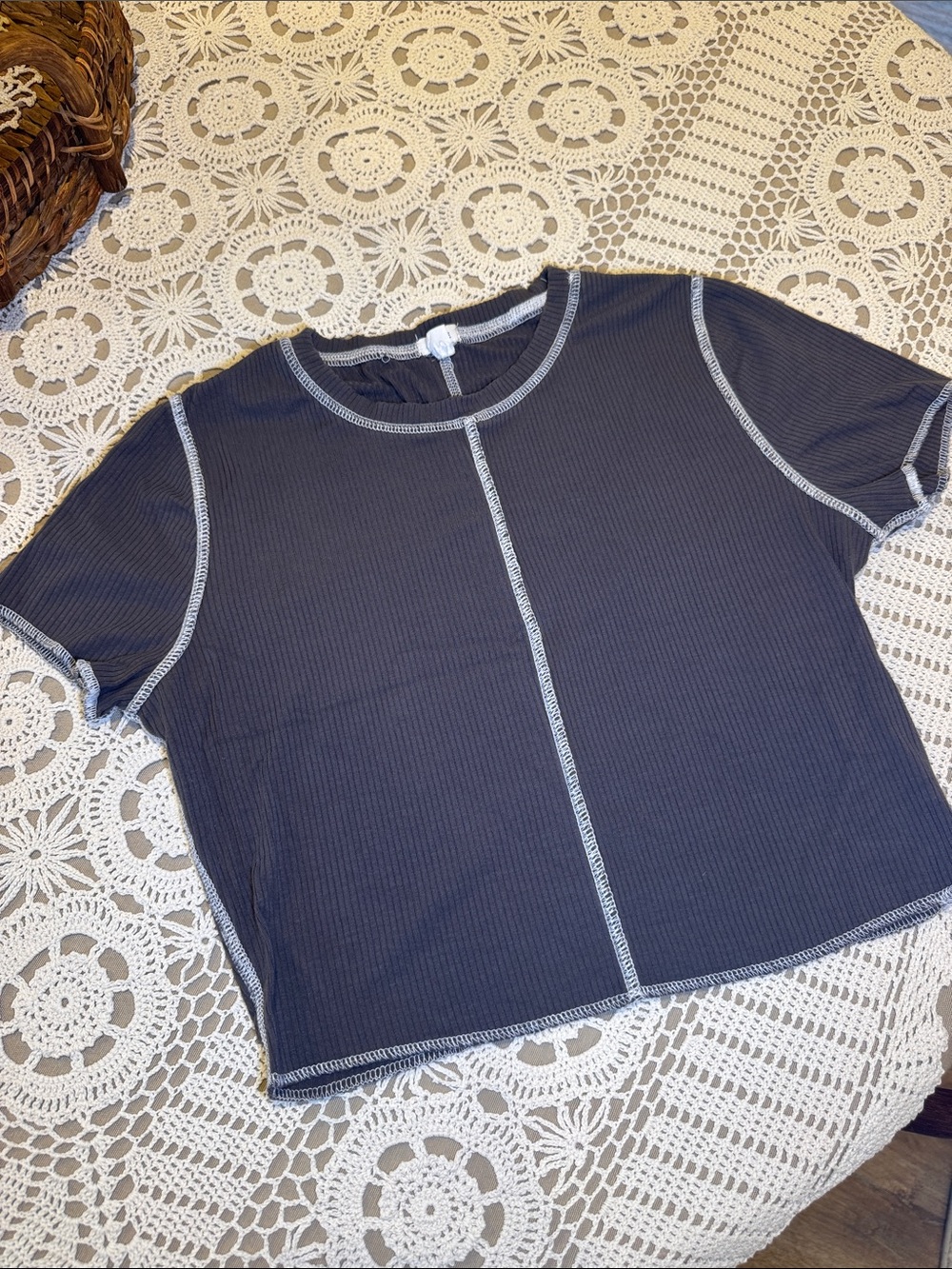 Garage Grey Short-Sleeve Ribbed Crop Top with Contrast Seams